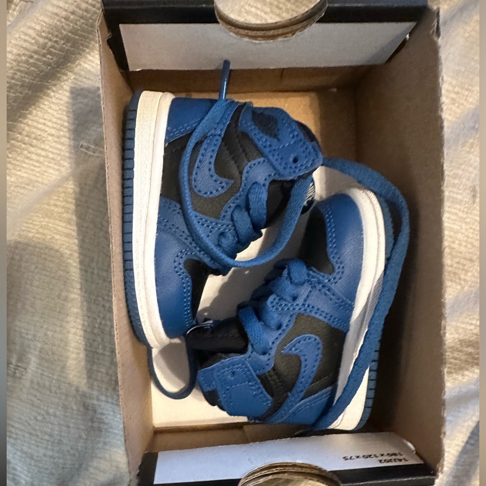 2c Jordan Retro 1- Blue